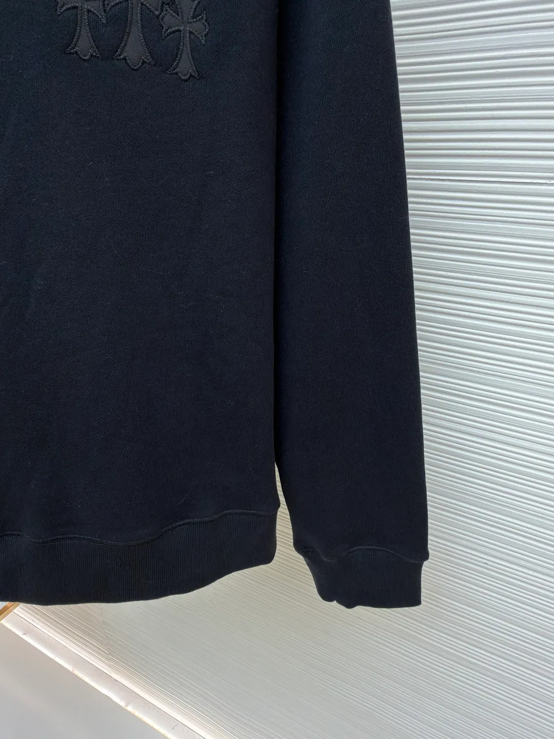 Chrome Hearts Logo Round Neck Sweatshirt ●Original version: Purchased and developed for 29300 ●Item No.: 1682055-A75 ●Fabric: interwoven air cotton fabric ●Technology: patch embroidery production ●Color: black ●Version: fitted version ●Weight: about 825 grams ●Size: S-M-L-XL ●Description: Customized heavy fortress interwoven air cotton, full texture, thick and solid, with classic black as the curtain It gives a deep sense of luxury. With the Kro heart cross appliqué decoration on the chest, it becomes the ultimate interpretation of the dark Gothic style. The CH Gothic font is the finishing touch on the back page, letting the totem become your spiritual punctuation. The logo iron plate sways slightly with the swing of the body, adding a sense of movement and vitality. It is unobtrusive but has an indescribable aura. It interprets the perfect blend of retro and luxury, using imported machine appliqué technology and using advanced computer control systems and precision mechanical components. Realize the Chrome Hearts logo patch embroidery operation, showing an embroidery effect with both clarity and three-dimensionality. The fabrics have been washed and have a better hand feel. It is not easy to deform, not easy to shrink, not easy to fade, and maintains long-term beauty. The overall wiring is straight and delicate, the fabric is comfortable and soft, and the color is consistent without color difference. It can be matched with the same style to create a fashionable look and control various occasions. Customized accessories, complete with three standards, same style for men and women!